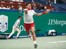 El serbio Novak Djokovic regresa una bola al sudafricano Kevin Anderson, a quien superó ayer en sets corridos. AP