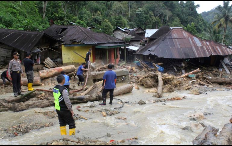 La mayoría de las víctimas son niños luego de que una inundación repentina con lodo y escombros afectara el distrito de Mandailing Natal y arrasara con una escuela, donde se encontraban 29 menores. AP / J. Bazar