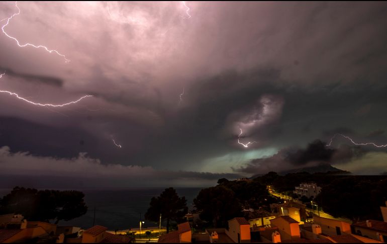 Los meteorólogos prevén que algunas partes de Portugal registren vientos huracanados. En algunas zonas del oeste de España podrían registrarse vientos con categoría de tormenta tropical. EFE / ARCHIVO