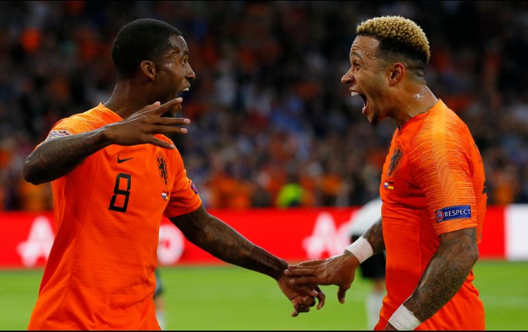 Wijnaldum (I) y Depay (D) anotaron en la victoria holandesa en Amsterdam. AP/P. De Jong
