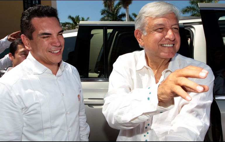 El presidente electo de México, Andrés Manuel López Obrador y el gobernador de Campeche, Alejandro Moreno, concluyen su reunión con gobernadores del sureste de la República. NTX/A. Monroy