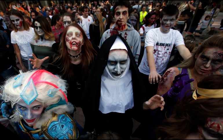 Los zombis usaron trajes complicados y caras totalmente desfiguradas, cabellos de todos los colores, calaveras personificadas y hasta candados en la nariz. AP/E. Felix
