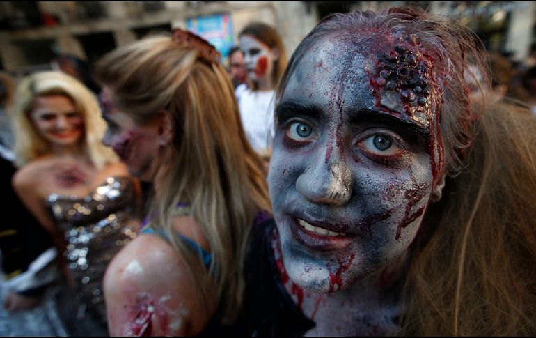 Los zombis usaron trajes complicados y caras totalmente desfiguradas, cabellos de todos los colores, calaveras personificadas y hasta candados en la nariz. AP/E. Felix