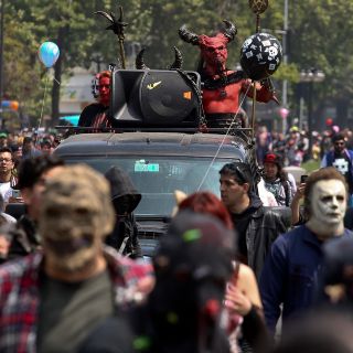 Cientos de zombis "asustan" en calles de Santiago de Chile