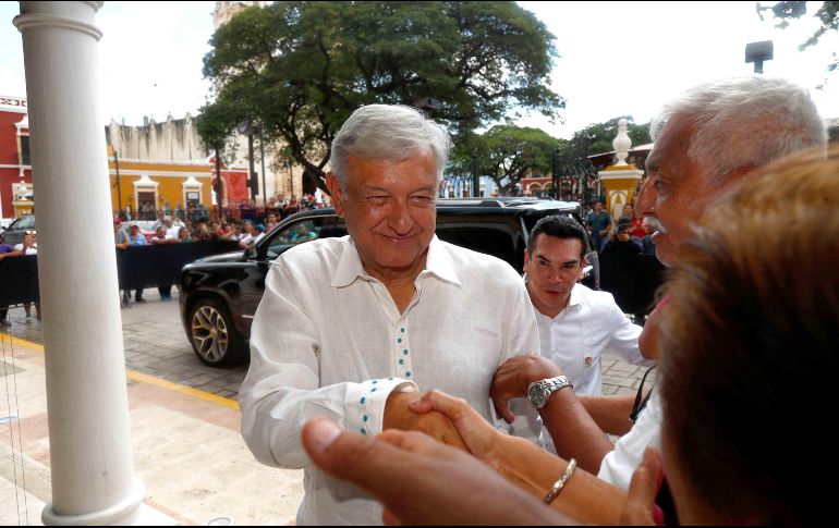El presidente electo Andrés Manuel López Obrador saluda a la gente a su llegada al encuentro con los gobernadores del sureste del país. SUN/Y. Xolalpa