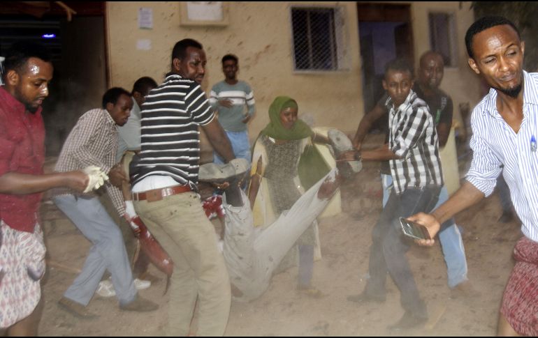 Personas llevan a un hombre herido después de un presunto atentado suicida en Baidoa. EFE/STR