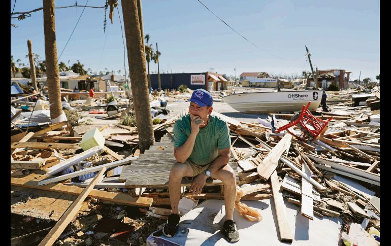 Desastre. Hector Morales, desconsolado se sienta sobre lo que fue su casa tras el paso del huracán “Michael” en Mexico Beach, Florida. “No tengo nada más que hacer, sólo estoy esperando. Lo perdí todo”.