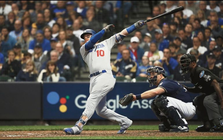 Justin Turner le dio con rencor a la pelota para el cuadrangular clave que finiquitó la voltereta de los angelinos y empató la Serie. AP