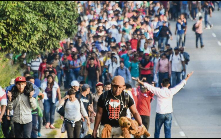 El contingente, en busca del “sueño americano” o “canadiense”, en San Pedro Sula. AFP