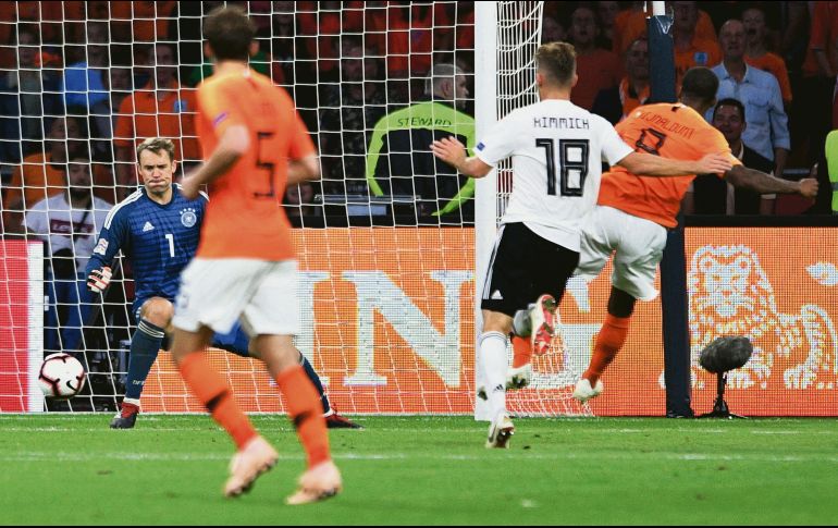 El holandés Georginio Wijnaldum vence por abajo al portero alemán Manuel Neuer para el 3-0. EFE