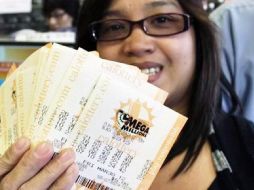 Jugadora muestra sus boletos de Mega Millions. ESPECIAL