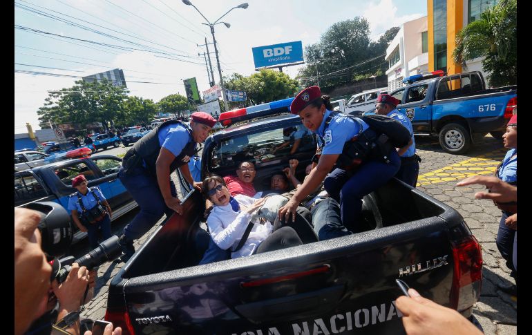 Policías detienen a manifestantes en Managua, Nicaragua, antes del inicio de una nueva protesta contra el presidente Daniel Ortega, cuyo gobierno decretó ilegales las manifestaciones públicas no autorizadas. AP/A. Zuniga