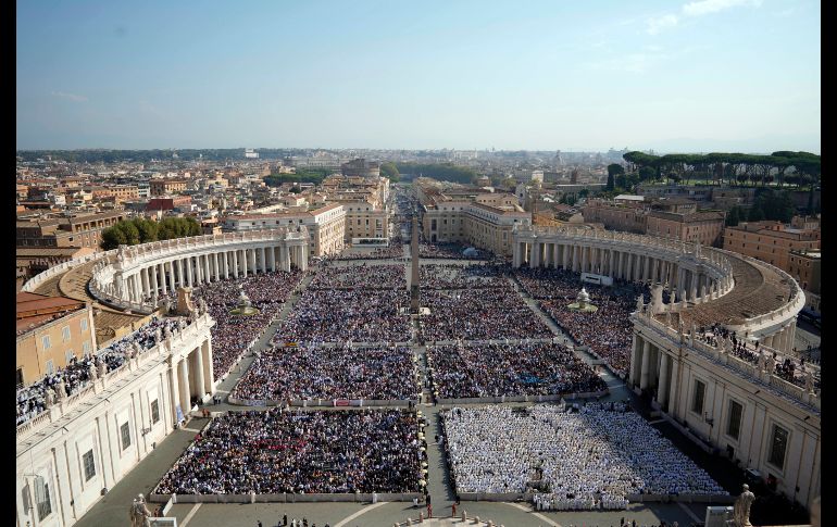 Vista de la plaza de San Pedro, en el Vaticano, durante una ceremonia de canonización. El Papa Francisco proclamó santos al papa Pablo VI y al arzobispo salvadoreño Óscar Arnulfo Romero, entre otros. AP/A. Medichini