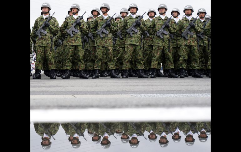 Militares se ven de pie durante el Día de las Fuerzas de Autodefensa en Asaka, ciudad japonesa al norte de Tokio. AP/E. Hoshiko