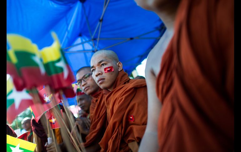 Un monje asiste a una manifestación en apoyo a los militares birmanos en Rangún. La comunidad internacional ha condenado la actuación de los militares en la persecución de los rohinyas. AFP/Y. Aung Thu