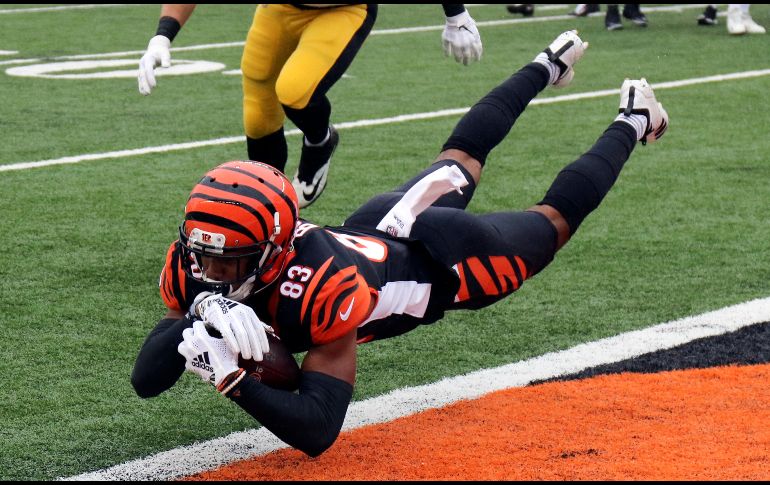 Tyler Boyd, de los Bengals de Cincinnati, atrapa un pase de touchdown en partido de la NFL ante los Steelers de Pittsburgh, en Cincinnati, Estados Unidos. AP/G. Landers