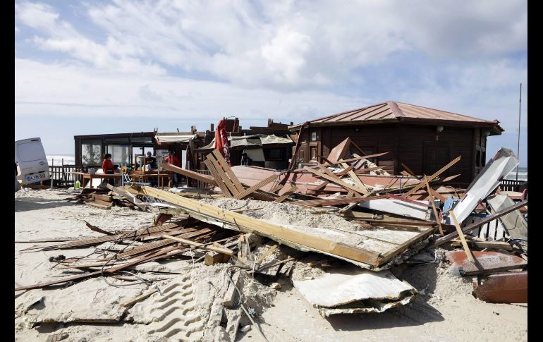 Vista de un restaurante destruido en Praia da Vieira, Portugal, después del paso de la tormenta 