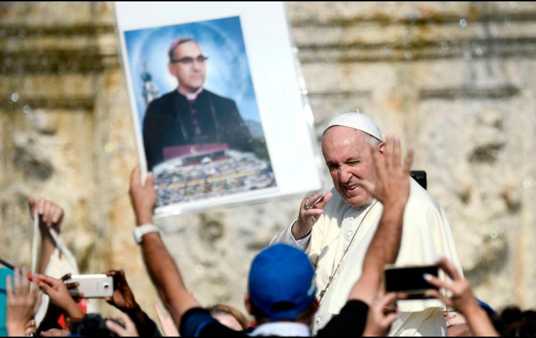 El Papa destaca que Óscar Arnulfo Romero se vio en medio de dos grandes abismos: el de la misericordia infinita de Dios y el de la miseria infinita de los hombres. AFP / F. Monteforte