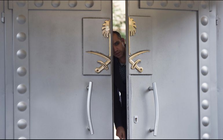 Khashoggi, columnista de The Washington Post y crítico de la monarquía saudí, desapareció hace 13 días luego de visitar el consulado de Arabia Saudita en Estambul, para obtener documentos oficiales con motivo de un trámite matrimonial. AP / P. Giannakouris