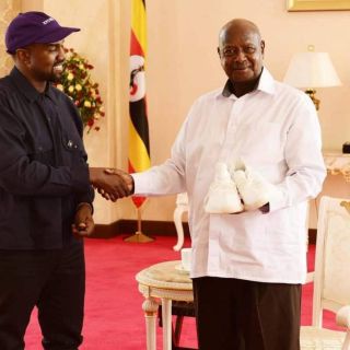Kayne West regala zapatillas de deporte al presidente de Uganda