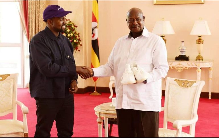 El propio mandatario publicó en Twitter fotos de la reunión, en la que el rapero, quien tocado con una gorra morada, le hace entrega del calzado a un sonriente Museveni. TWITTER / @KagutaMuseveni