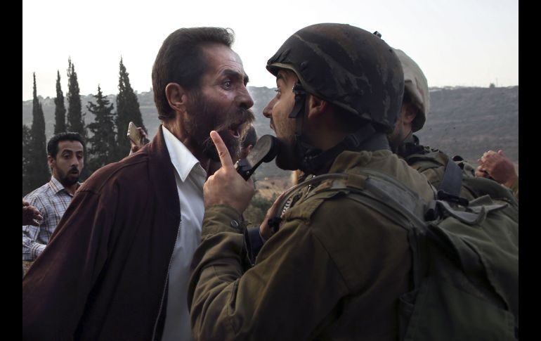 Un palestino discute con un soldado israelí durante enfrentamientos por la orden de Israel de cerrar una escuela palestina en As-Sawiyah, en la zona ocupada de Cisjordania. AFP/J. Ashtiyeh