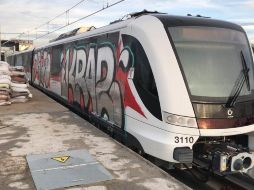 El vagón se encuentra detenido en un viaducto elevado al parecer en la estación de Periférico en Zapopan. ESPECIAL