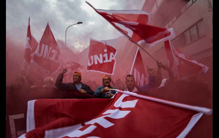 Cientos de trabajadores de la construcción participan en una huelga en Bellinzona, Suiza, en la que piden un incremento de sus salarios laborales. EFE/G. Putzu