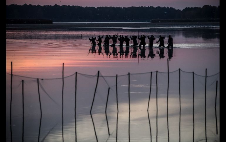 Pescadores asisten a la pesca de la carpa en las aguas del estanque de Velky Tisy en Trebon, República Checa. El arrastre se realiza una vez al año durante el otoño. Una vez pescadas, las carpas se mantienen vivas hasta su posterior venta, unos tres o cuatro días antes de Navidad. EFE/M. Divisek