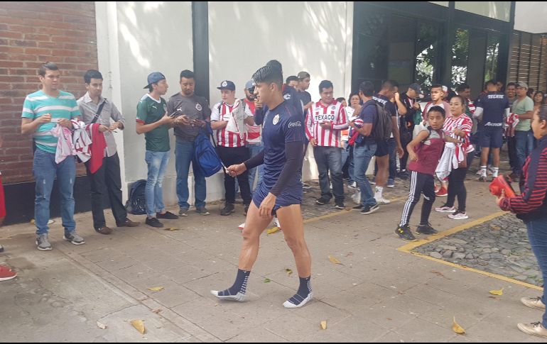 Alan Pulido, en su encuentro con aficionados del Guadalajara. EL INFORMADOR / A. Ramírez