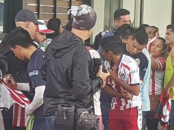 Pineda realiza todo el trabajo físico, también hace trabajo con el balón con todo el plantel y al finalizar, firma autógrafos. EL INFORMADOR / A. Ramírez