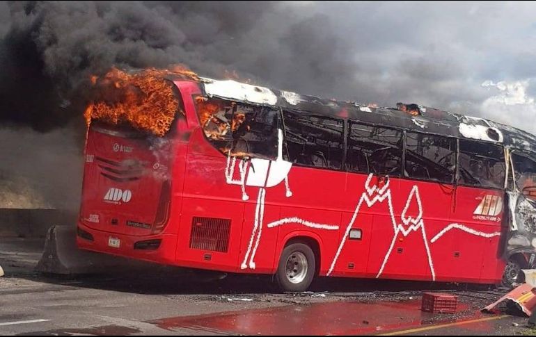 Los reportes oficiales dan cuenta que participaron en el accidente un vehículo privado que transportaba a obreros de una empresa, un autobús de pasajeros y tres autos compactos. ESPECIAL/