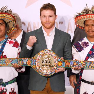 "Canelo" recibe cinturón del peso medio del CMB
