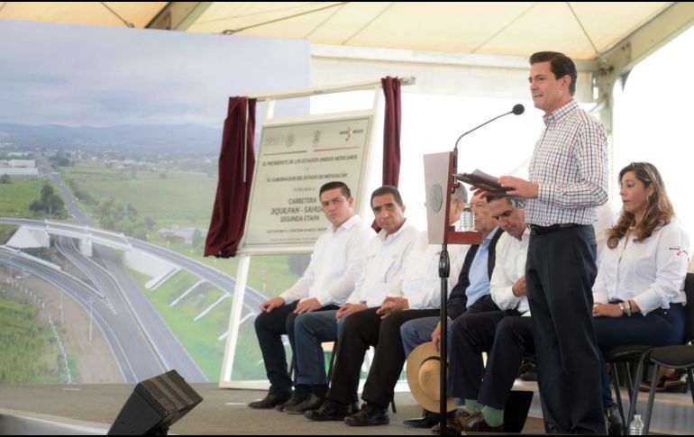 Peña Nieto entregó la obra de la carretera Jiquilpan-Sahuayo, en Michoacán. TWITTER / @ESanchezHdz