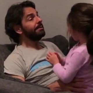 Eugenio Derbez comparte cómo enseña a cantar a su hija Aitana