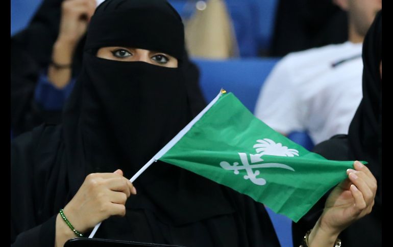 Fanáticos de Arabia Saudí alientan a su equipo durante un partido internacional amistoso ante Iraq, disputado en Riad. EFE/A. Yosri