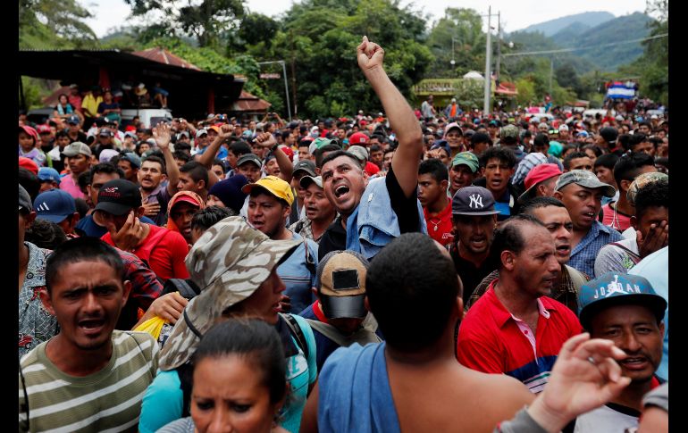 Migrantes hondureños llegan a la frontera de Agua Caliente, en donde la Policía de Guatemala les impidió el paso, en Chiquimula. La caravana de migrantes busca llegar hasta los Estados Unidos ante la pobreza e inseguridad que se vive en Honduras. EFE/E. Biba
