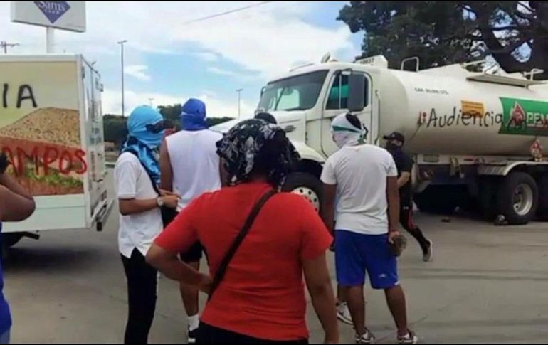 Manifestantes retuvieron dos camiones pipa de Pemex, así como varios vehículos repartidores de diferentes empresas. TWITTER/@AlertaChiapas