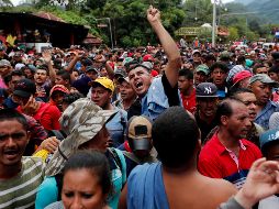 Migrantes hondureños llegan a la frontera de Agua Caliente, en donde la Policía de Guatemala les impidió el paso. EFE/E. Biba