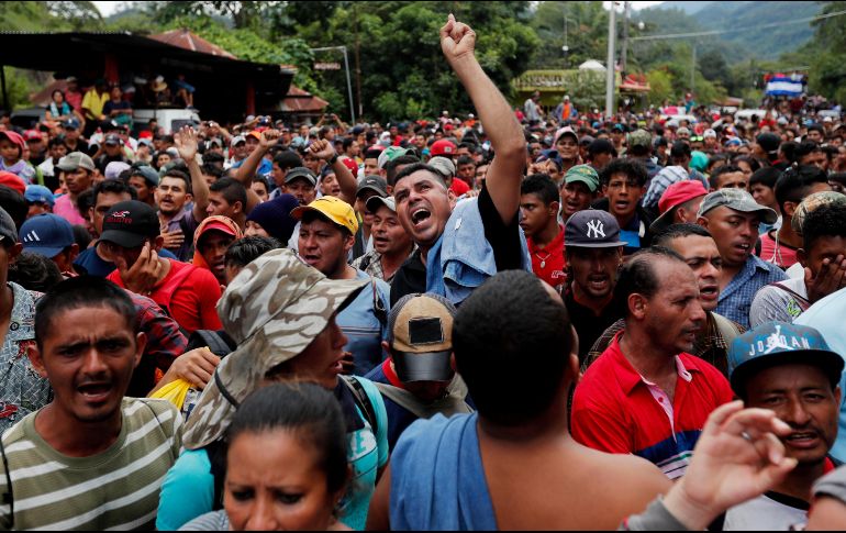 Migrantes hondureños llegan a la frontera de Agua Caliente, en donde la Policía de Guatemala les impidió el paso. EFE/E. Biba