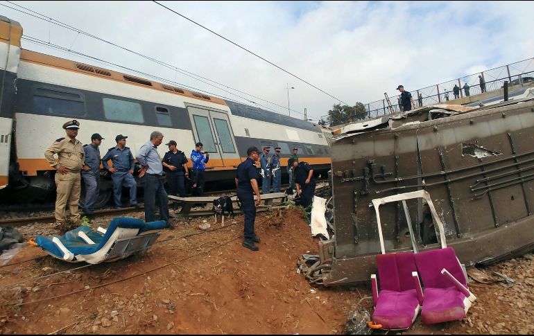 El accidente ocurrió sobre las diez de la mañana, cuando un tren que partió de Rabat hacia la ciudad de Kenitra se salió en el camino de la vía por razones desconocidas. EFE / M. Siali