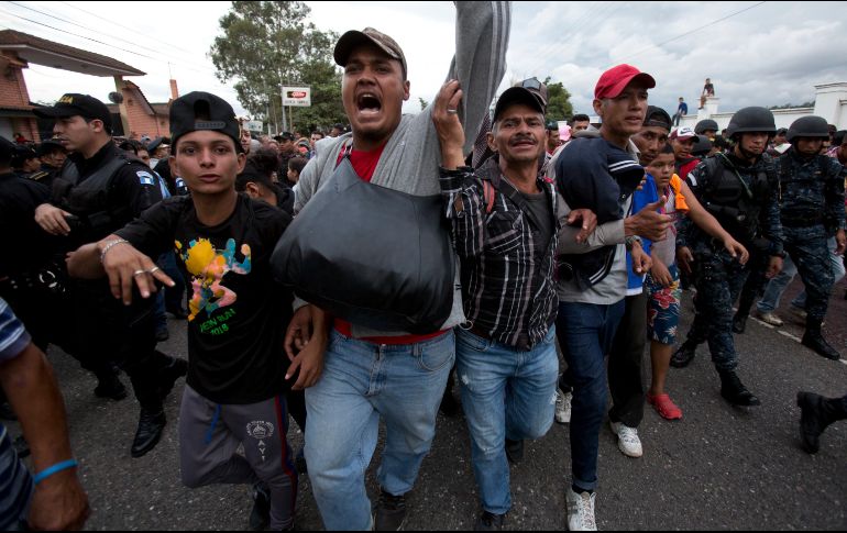 Migrantes hondureños cruzan una barricada de la policía guatemalteca en su camino a los Estados Unidos. AP / M. Castillo