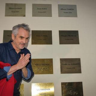 Cuarón devela placa en su honor en museo de hermanos Lumiére en Francia