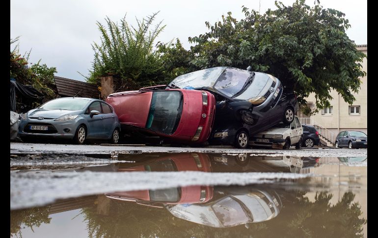 Autos quedaron apilados tras las inundaciones en la población francesa de Trebes. AP/F. Lancelot