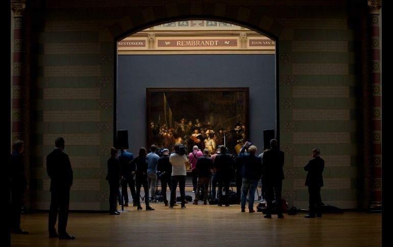 Periodistas asisten a una conferencia de prensa donde se anunció que la obra de Rembrandt 