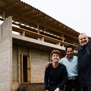 Juanpa Zurita y Miguel Bosé entregan casas a damnificados por sismos