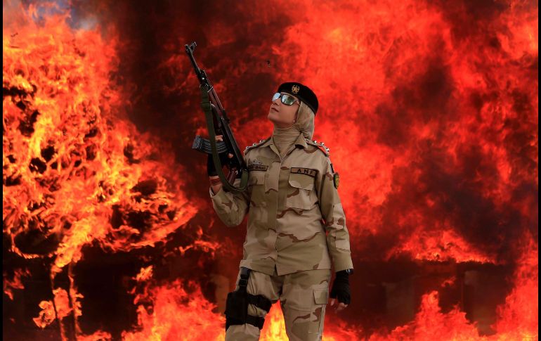 Una soldado de las Fuerzas Antinarcóticos monta guardia durante una ceremonia de quema de droga incautada en varias operaciones en Peshawar, Pakistán. EFE/ B. Arbab