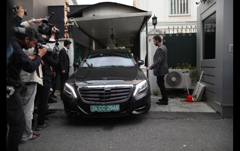 Un coche oficial sale de la residencia del cónsul saudí en Estambul, Turquía. El cónsul ha regresado hoy a su país en avión, antes de que la policía turca procediera a un registro de su residencia como parte de la investigación sobre el periodista desaparecido Jamal Khashoggi. EFE/T. Bozoglu