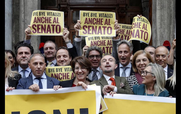 Senadores del Movimiento Cinco Estrellas celebran frente al Senado tras haber suprimido las pensiones vitalicias parlamentarias en Roma, Italia. Se trata de una de las principales propuestas electorales del partido ultraderechista. EFE/ G. Lami