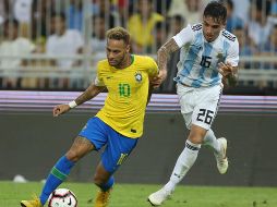 Neymar (I) cobró el tiro de esquina del cual derivó el gol de Brasil.  AFP/-